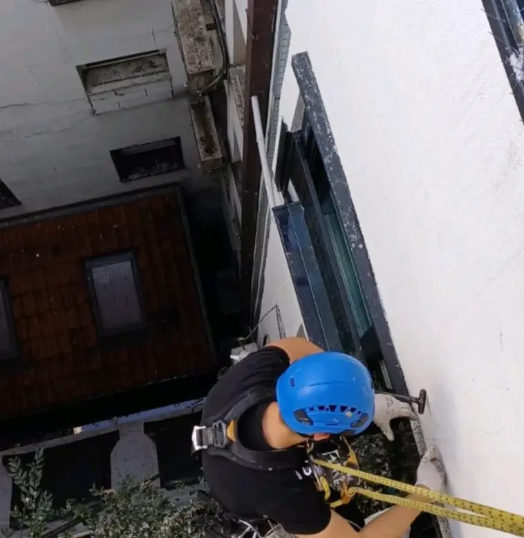 alpinista postavlja zaštite protiv golubova na terasi