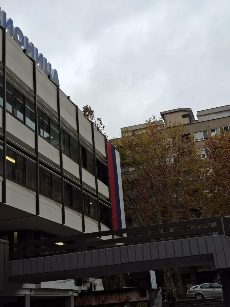 uspešna montaža zastave na zgradi