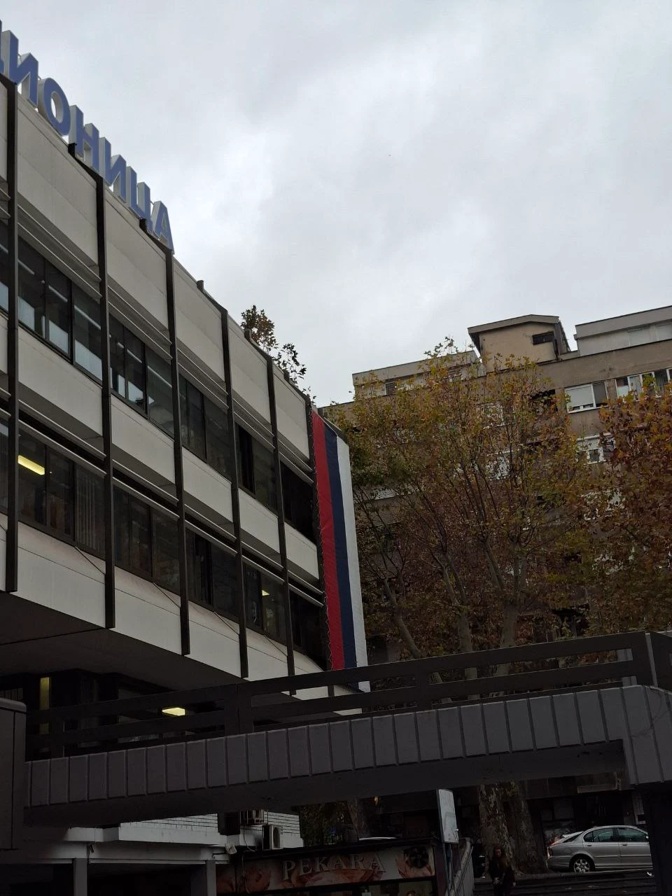 uspešna montaža zastave na zgradi