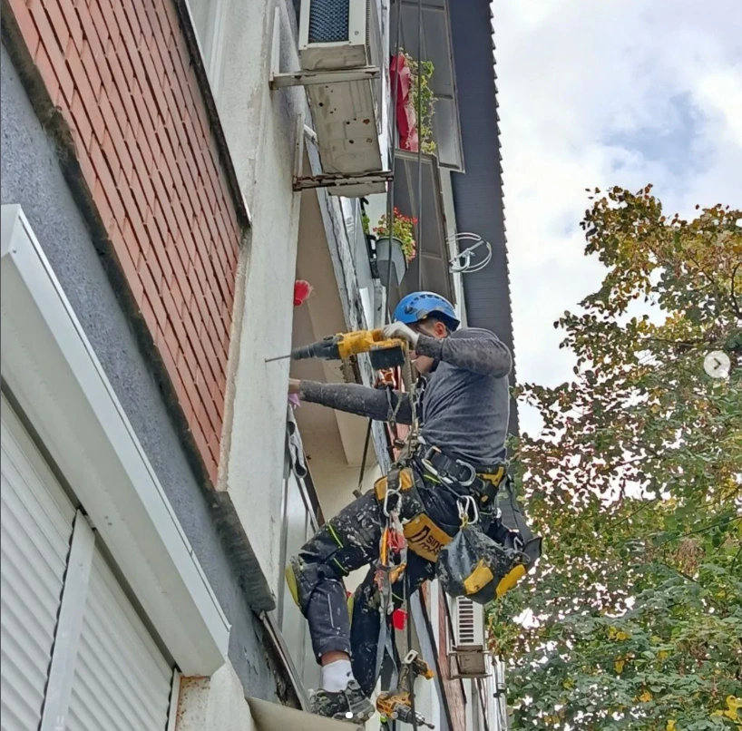 visinski radnik postavlja oluk