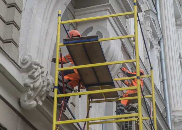 sanacija fasade na skeli, radnici renoviraju staru fasadu 